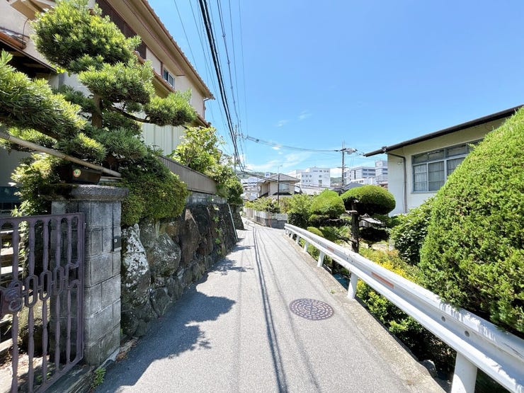 周辺は車の通行量も少なく、毎日の通行も快適です。