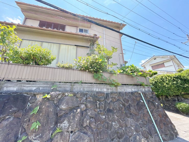 隣家との間隔が広い住宅地なので、お子様が小さいご家族やペットを飼われる方も安心です。