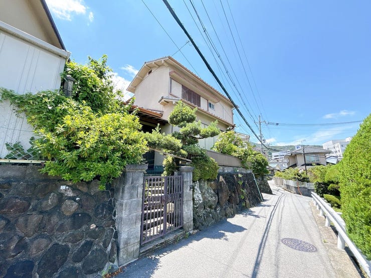 落ち着いた雰囲気の閑静な住宅街で環境の良い立地です。