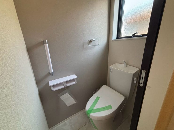 ◆2階トイレ オシャレなクロスのトイレです!小窓も付いていますので、換気できます♪