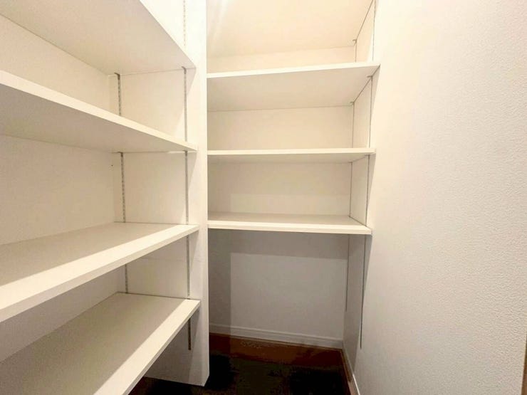 たっぷり収納できるシューズインクローゼット!
ご家族みなさんの靴や荷物が十分に収納していただけます。