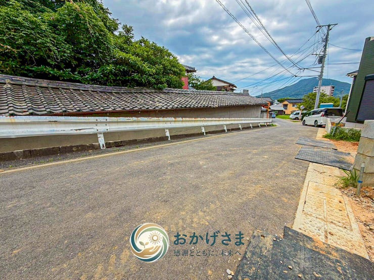 【前面道路】
敷地前の前面道路。周辺は豊かな緑に囲まれた閑静な住宅街で、穏やかで落ち着いた住環境が魅力です。