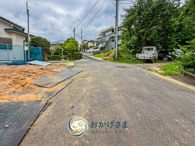【前面道路】
程よい道幅が確保された前面道路。周辺は交通量が少なく静かな環境が保たれており、日々の駐車も安心。