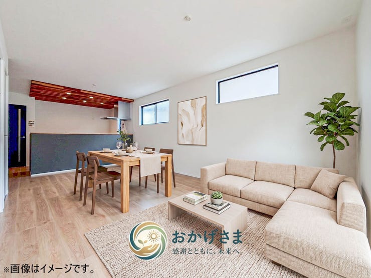 【リビング】
【リビング・ダイニング】
※画像は家具設置イメージです。
ナチュラルな木目が心地よいLDK。キッチンの下がり天井には木目調のデザインが施され、空間のアクセントに。