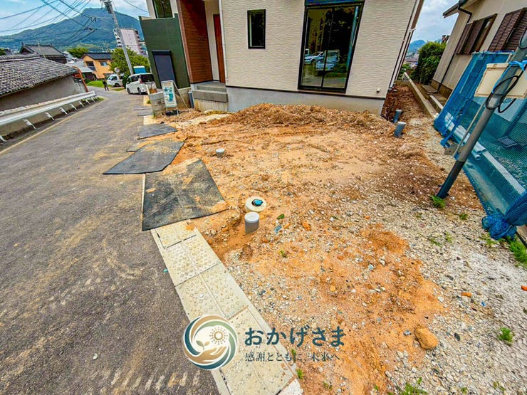 【カースペース】
敷地前面のカースペース。道路に面したゆとりある配置で、毎日の車の出し入れもスムーズに行えます。