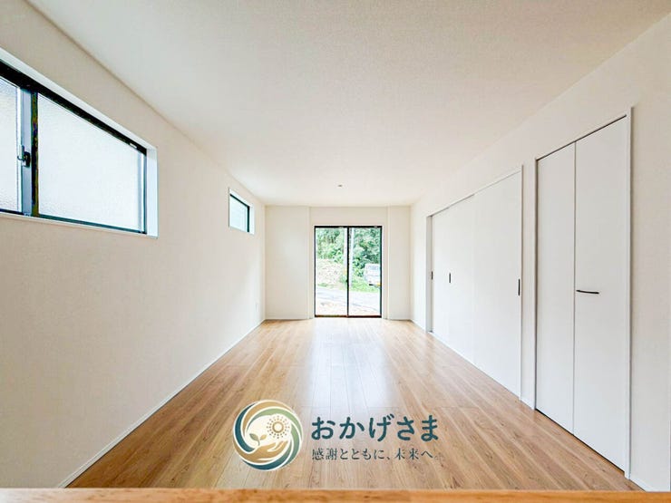 【リビング】
キッチンからの視点。奥の掃き出し窓まで視線が抜け、明るく開放的なリビング空間が広がります。