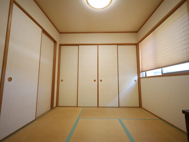 6帖の洋室のとなりには和室があり、子どもの遊び場や来客時の客間など、柔軟に使える便利な間取りです。