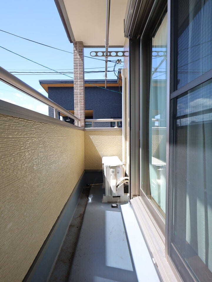 気持ちのいい空が見渡せるバルコニー。日当たりも良く、洗濯物も気持ち良く干せそうです♪