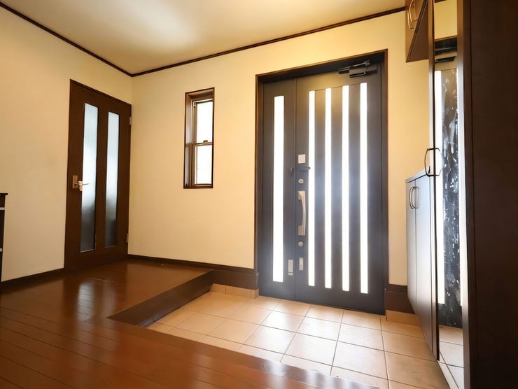 玄関収納付きのゆとりある玄関が、住まいの第一印象を美しく整えます。※現況の物件写真に、引渡し時のイメージとしてCGによる画像処理がされています。