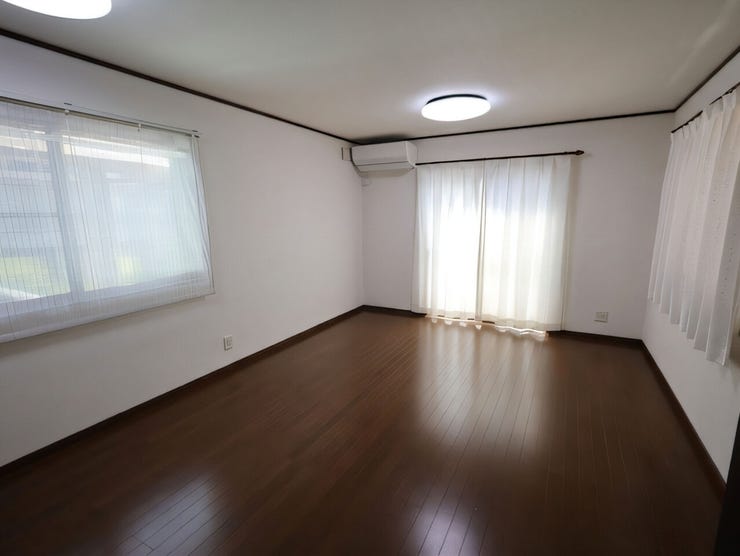 大きな窓から明るい光が差し込み、LDK全体が心地よい開放感に包まれます。※現況の物件写真に、引渡し時のイメージとしてCGによる画像処理がされています。