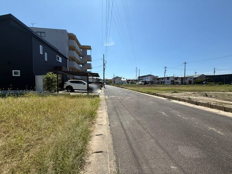 【程よい落ち着きと利便性を兼ね備えた道路幅】
通り抜けの車がスピードを出しにくいため安全性が高く、閑静な住宅街の良さを実感できます。
静かな暮らしとスムーズなカーライフを両立できる良い環境です。