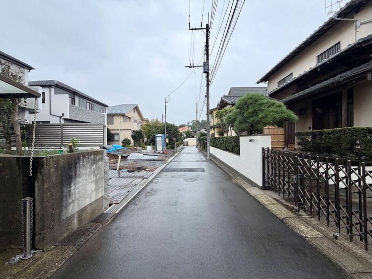 前面道路幅員約4m!車通りはあまりないので、車の出し入れはさほど困らないと思います!
