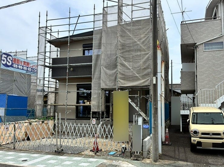 ◇外観写真◇
スーパーやドラッグストア、コンビニ、郵便局など、毎日の生活に必要な施設が徒歩圏内に充実しています。周辺施設が充実しているかどうかも物件選びにおいては大切なポイントですね。