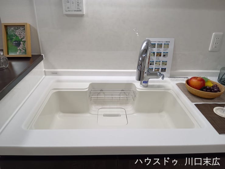 お手入れのしやすいシンプルなフォルムのシンク。毎日の調理や洗い物を快適にサポートする、機能性と実用性を重視した水回り設備です。