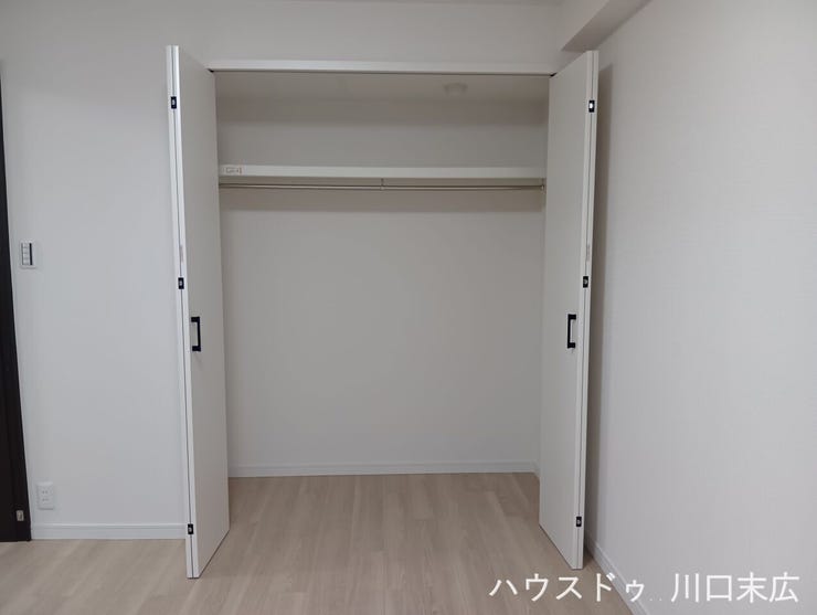 空間を無駄なく活用できる機能的なクローゼット。衣類などを機能的に収納し、居住空間をすっきりと保つスマートなライフスタイルを実現します。