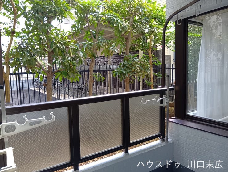 屋外の風を感じながらリフレッシュできるプライベートスペース。物干し金物を備え、日々の暮らしを裏方からしっかりと支える実用的な空間です。