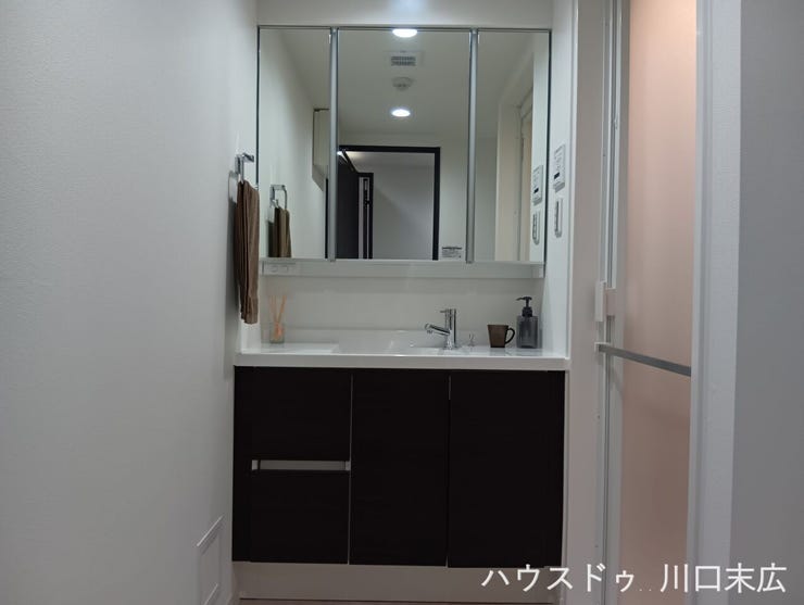 直線的なデザインが美しい洗面化粧台。機能的な三面鏡と継ぎ目の少ないボウルを採用し、毎朝の身支度をスムーズにする洗練されたサニタリー空間です。