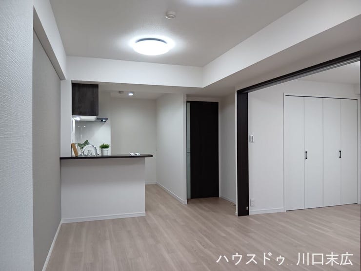 美しい木目調のフローリングが広がる居住空間。対面式キッチンを備え、家族のコミュニケーションを育む機能性とデザイン性を兼ね備えた設計です。