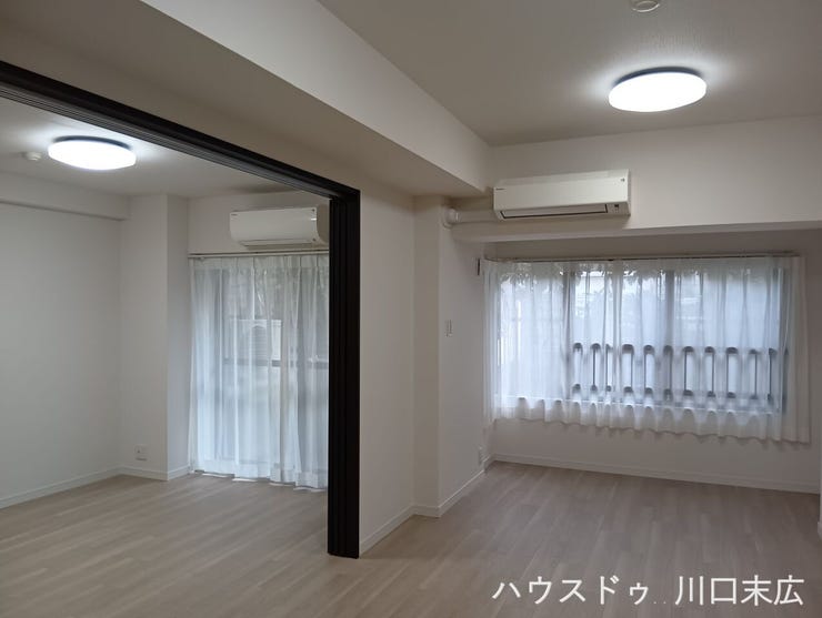 スライド式の建具を採用し、ライフスタイルに合わせて空間を柔軟に使い分けできる機能的な設計。インテリアの自由度を高める洗練された内装です。