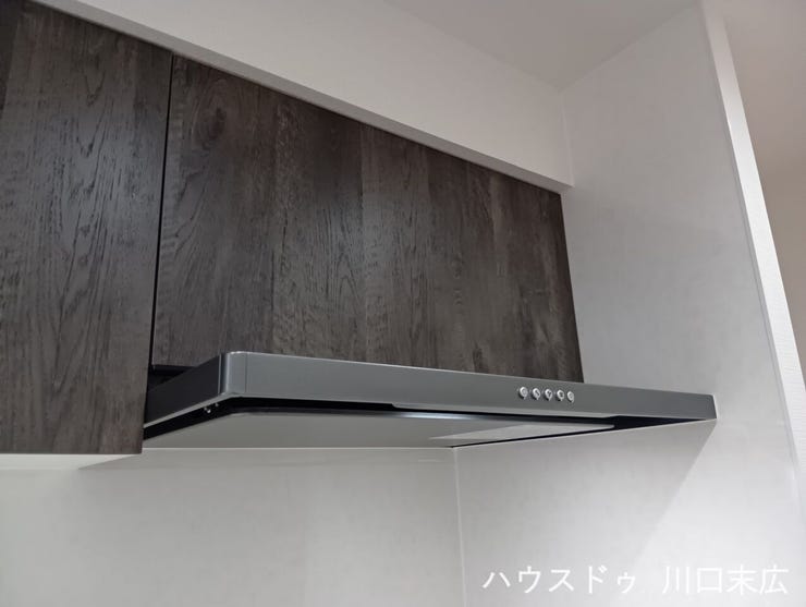 スタイリッシュなデザインのレンジフードを備え付け。キッチン空間の空気を清潔に保ち、日々の調理を快適にサポートする実用的な設備です。