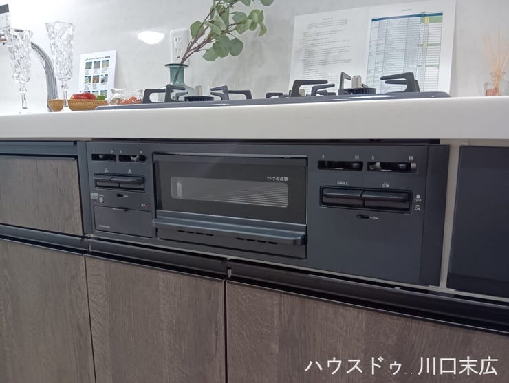 多彩な調理に対応する機能的なグリル設備。充実したキッチン設備が、毎日の料理の時間をより楽しく、そして効率的に演出します。