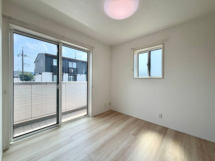 〈5.3帖〉
2面採光の明るい洋室。陽の光に包まれて、気持ちまでぽかぽかしてきます。