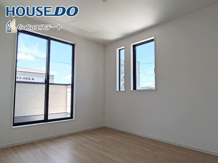 □■洋室■□
5.2帖の洋室です♪
光が取り込みやすい2面採光のお部屋です。日当たり・風通し良好です♪