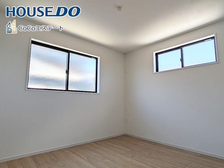 □■洋室■□
5.2帖の洋室です♪
光が取り込みやすい2面採光のお部屋です。日当たり・風通し良好です♪