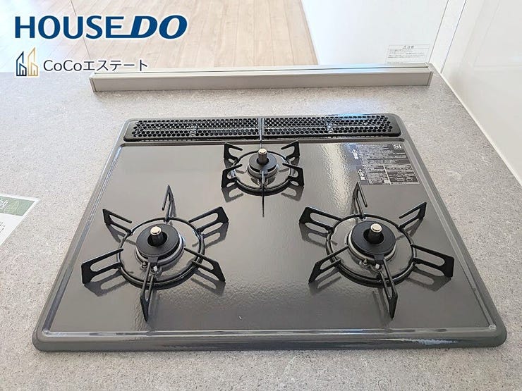 □■三口コンロ■□
同時にお料理が可能♪
煮物と炒め物と汁物と一度に作れます。
手際のよいママ確定ですね。