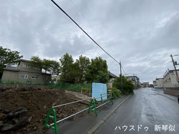 前面道路北側方面です