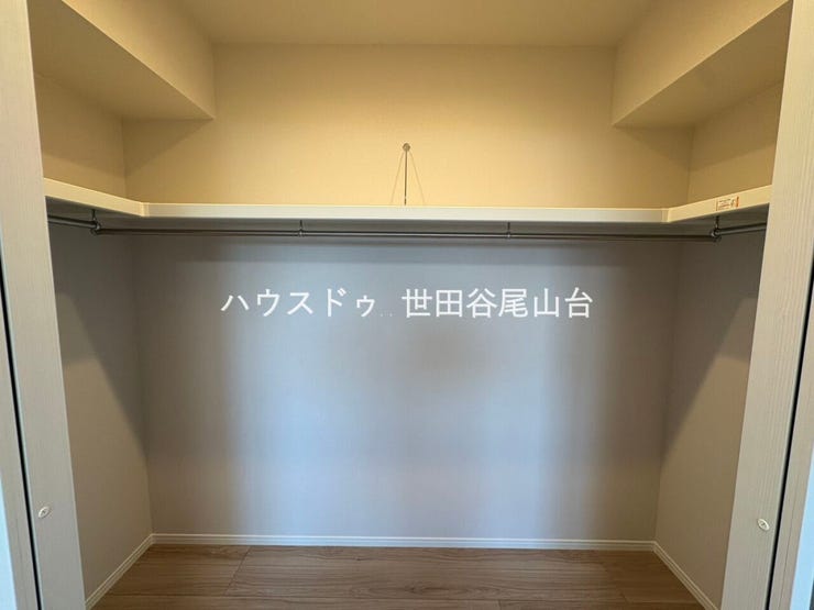 収納力に優れたウォークインクローゼットを完備。衣類や日用品をすっきり整理できる、使い勝手の良い収納空間です。