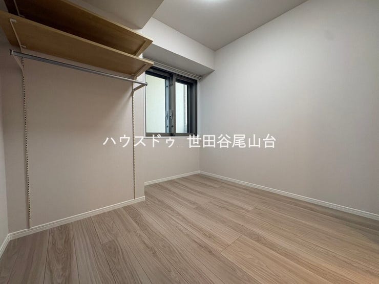 収納棚を備えた約4.6帖の洋室。収納家具を抑えられるため、お部屋をすっきり広く使えます。