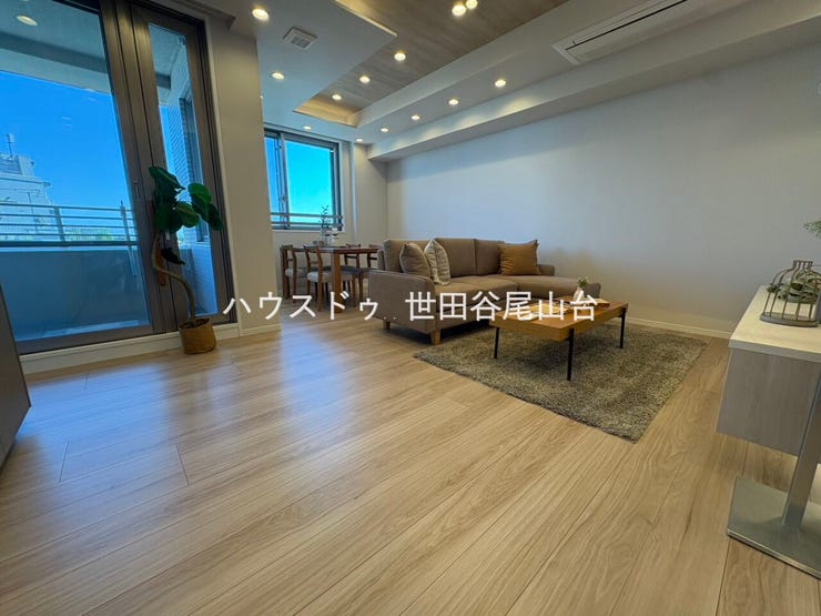 【ダイニング】
約18.7帖の開放感あるLDKを採用。広さと快適性を兼ね備え、家族の団らんを豊かに彩る住空間です。