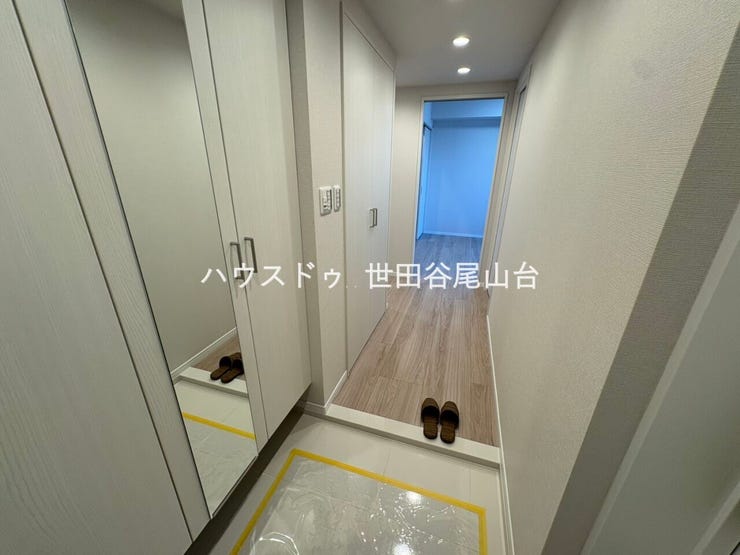 下足入れ付きの玄関は靴をすっきり収納でき、住まいの第一印象も爽やか。廊下を介したプライバシー性の高い設計です。
