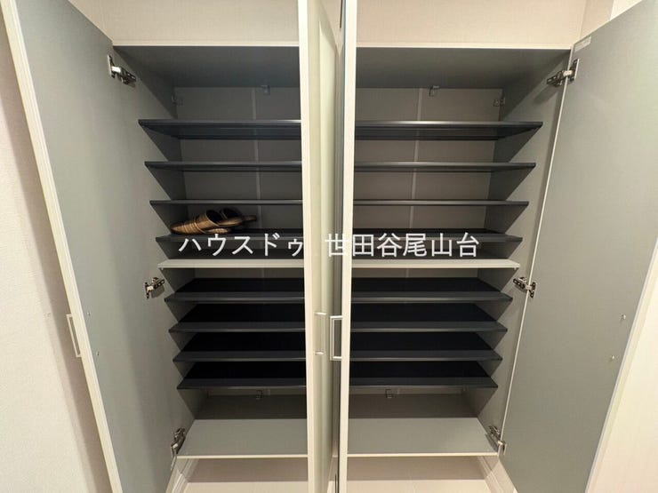 収納力のある下足入れを備えた玄関。散らかりがちな靴も整理しやすく、すっきりとした空間を保てます。