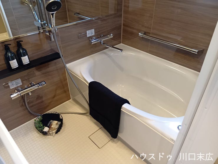落ち着いた色合いのアクセントパネルがリラックスタイムを彩るユニットバス。手すりを設けた安全設計で、心地よく一日の疲れを癒やせる空間です。