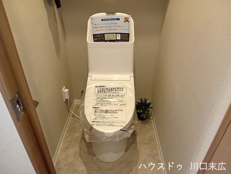 手洗い付きの機能的な温水洗浄便座を完備したトイレ空間。凹凸の少ないプレーンなフォルムで、日々の拭き掃除などのお手入れもスムーズに行えます。