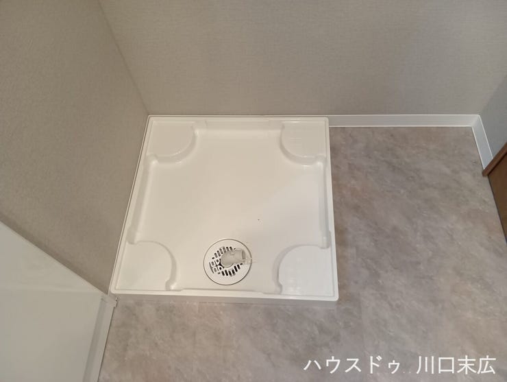 室内設備として防水パンを備えた洗濯機置場。水漏れのリスクを軽減し、日々のランドリーワークを安全かつスムーズに行えるよう配慮されています。