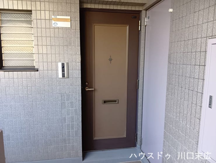 住まいの顔として上品な佇まいを見せる玄関ドア。堅牢な造りで、住まう方の安全で快適な暮らしをしっかりと守ります。