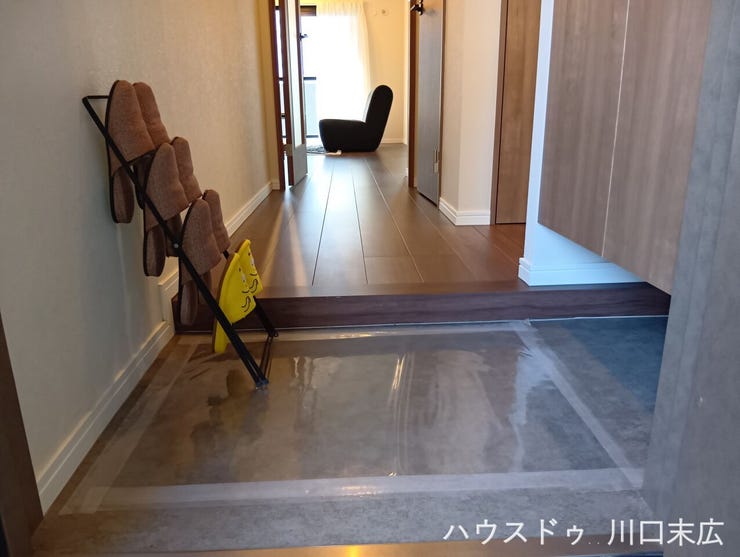 居住空間へと続く、質感の美しいフローリングが敷き詰められた廊下。段差を抑えたフラットな設計が、日々のスムーズな生活動線を確保します。