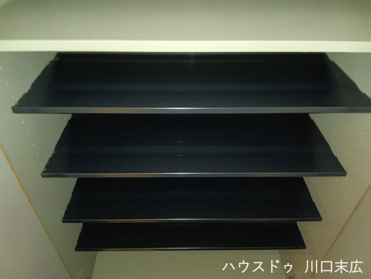 内部の棚板を取り外して高さを調整できるシューズボックス。ブーツやスニーカーなど多様な靴をすっきりと収納し、美しいエントランス空間を保ちます。