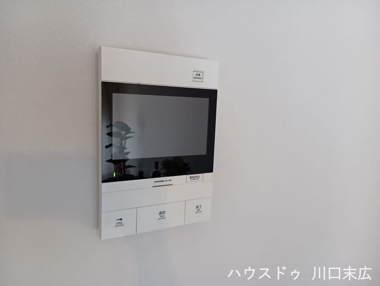 室内から来訪者の顔と声を確認できるモニター付きインターホン。不要な訪問者への対応を抑え、毎日の暮らしに確かな安心感をもたらす重要な設備です。