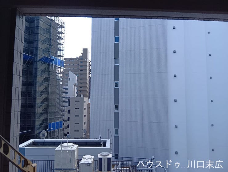 バルコニーから広がる都市の眺望。周囲の建物との距離感が保たれており、日々のちょっとした気分転換やリラックスタイムに寄り添うプライベートな景色です。