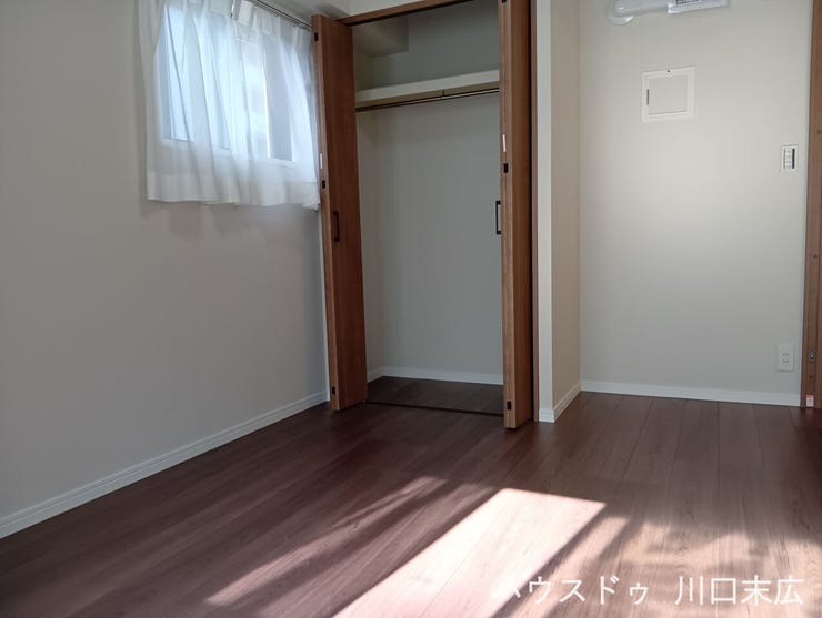 木の温もりが感じられる建具を採用した洋室。プライベートな時間を穏やかに過ごせる、シンプルで機能的な住空間です。