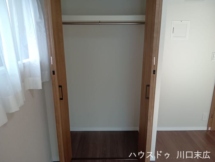 衣類をシワなく美しく保管できるハンガーパイプ付きのクローゼット。上部には小物の整理に便利な枕棚を備え、生活空間をすっきりと保ちます。