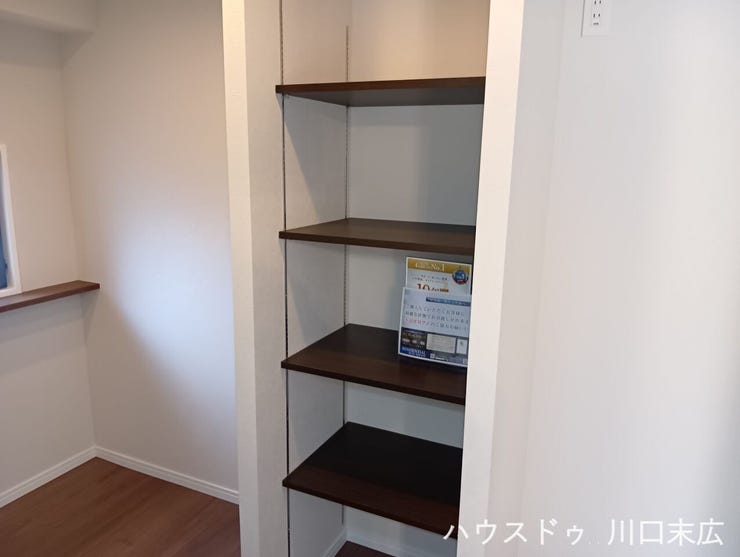 収納するアイテムに合わせて棚板の高さを調整できる機能的な可動棚。日用品のストックなどをすっきりと整理し、生活空間を美しく保つスマートな設計です。
