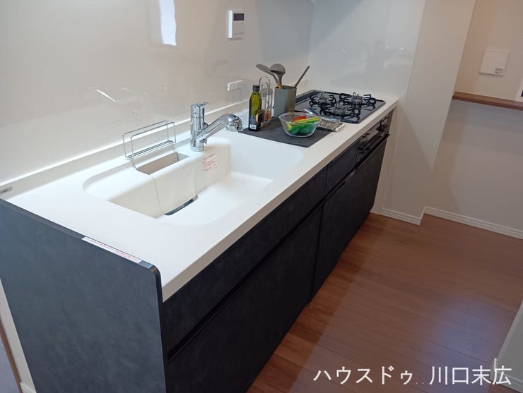 空間に美しく調和するシステムキッチン。作業スペースをしっかりと確保した機能的な設計で、毎日の調理や後片付けをスムーズにサポートします。