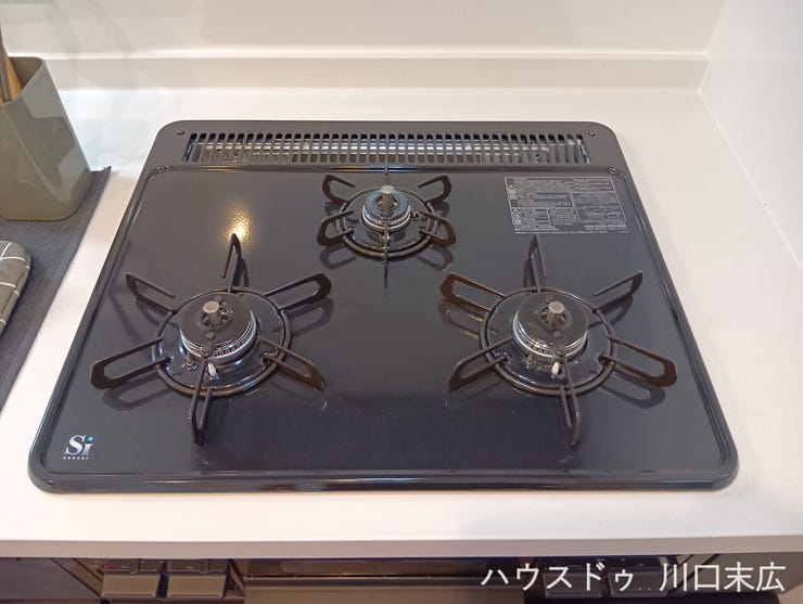 複数のお料理を同時進行で効率よく作れる3口ガスコンロ。温度センサーを搭載しており、毎日の家事をより安全かつ快適にサポートする設備です。