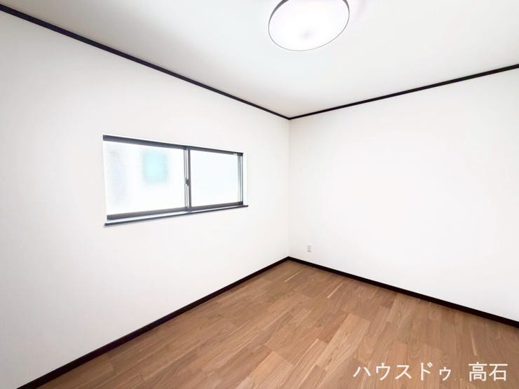 高い位置にある窓からは心地よい光が差し込み、外からの視線も気になりにくいプライベート性の高い一室です。