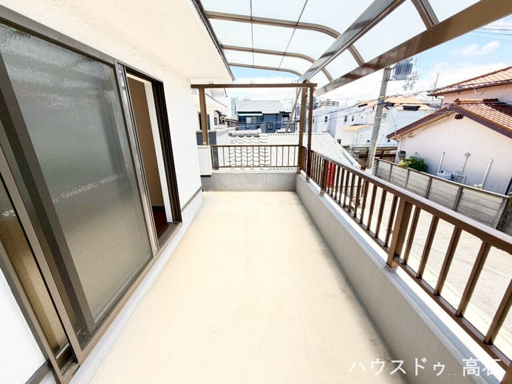 広さのあるバルコニーは日当たりも良く、ご家族の洗濯物もたっぷり干せる便利なスペース。